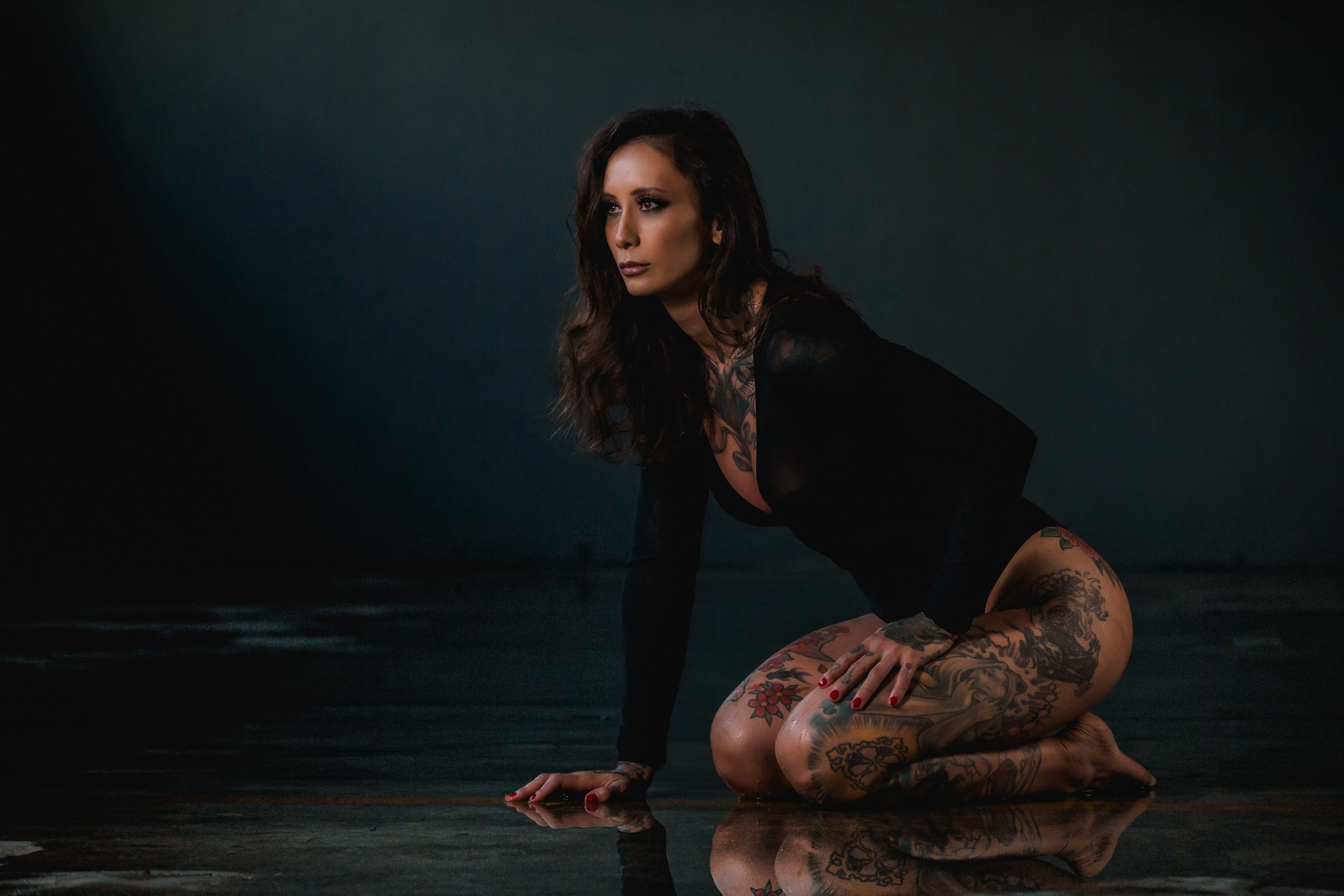 Sessão de tatuagem com atmosfera intimista